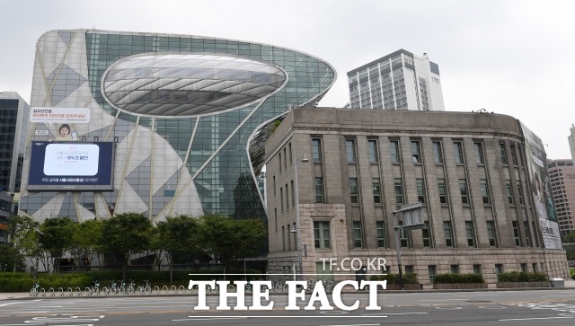 고 박원순 전 서울시장의 비서 강제추행 의혹을 취재하기 위해 서울시청(사진) 사무실에 무단 침입한 혐의로 기소된 조선일보 기자에게 검찰이 징역 6개월의 실형을 구형했다. /남용희 기자