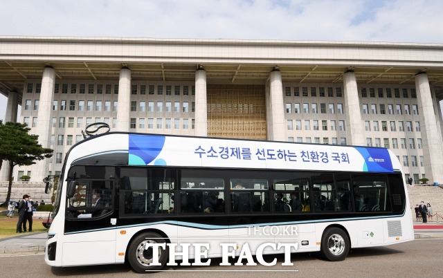 정부는 전기차 충전기 3만1500기, 수소 충전소 54기를 구축한다는 목표를 세웠다. 사진은 국회 수소버스. /이새롬 기자