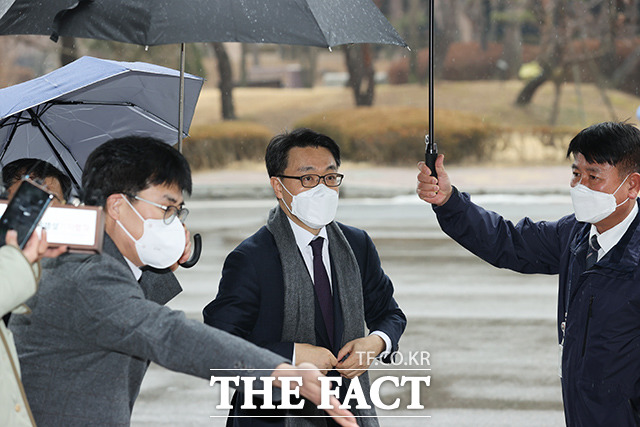 김진욱 초대 고위공직자범죄수사처장이 21일 오후 경기 과천 정부과천청사에 마련된 고위공직자범죄수사처 사무실로 출근하고 있다. /이동률 기자