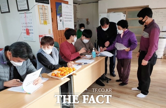 정읍시 장명동 주민센터는 재난기본소득 접수와 관련해  신속한 현장 접수 체제 갖추면서 주민들의 호응이 뜨겁다 / 정읍시 제공