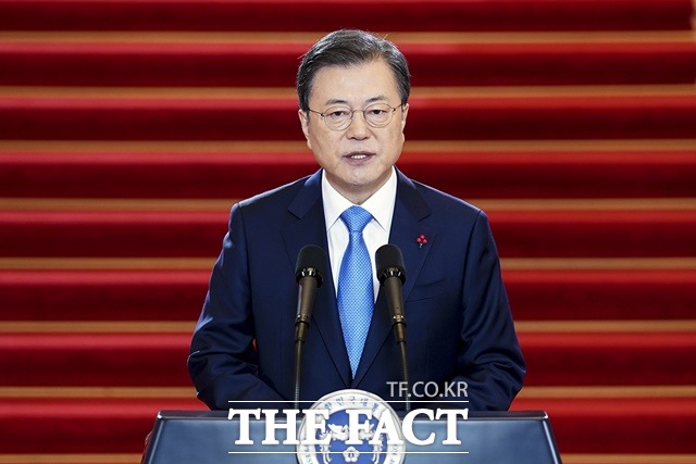 문재인 대통령이 20일(현지시간) 조 바이든 미국 대통령의 공식 취임과 관련해 미국이 돌아왔다며 바이든 정부의 출발에 한국도 동행한다. 같이 갑시다라고 밝혔다. /청와대 제공