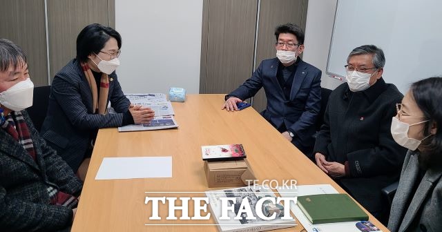 여수시의회 민덕희 여순사건특별위원장 등이 지난 19일 국회를 방문, 행안위소속 국회의원과 모든 의원실을 찾아 동백꽃 시계를 전달하며 여순사건 진상규명과 희생자 명예회복 특별법 통과에 협조해 줄 것을 요청했다. /여수시의회 제공