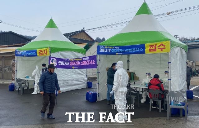 고흥군이 찾아가는 코로나19 현장검사를 통해 외국인 근로자의 검사 참여율을 높이는 등 호응을 얻고 있다. / 고흥군 제공