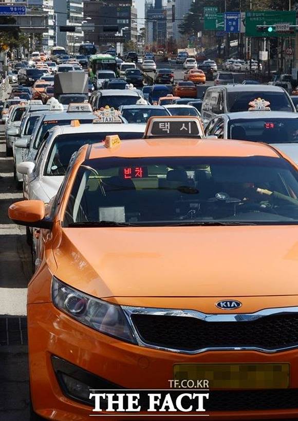 경남 창원의 한 법인 택시회사가 택시협동조합으로 전환하려는 과정에서 택시 인수가격 등의 문제로 노사간 갈등을 겪고 있다. /더팩트 DB