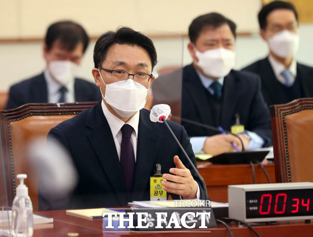 문재인 대통령이 21일 김진욱 초대 고위공직자범죄수사처장 임명안을 재가했다. 김 공수처장이 지난 19일 국회 법제사법위원회에서 열린 인사청문회에 출석해 의원들의 질의에 답하는 모습. /남윤호 기자