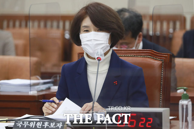 문재인 대통령이 21일 오후 한정애 환경부 장관 임명안을 재가했다. 한 후보자가 지난 20일 국회 환경노동위원회에서 열린 인사청문회에서 의원 질의에 답하는 모습. /남윤호 기자