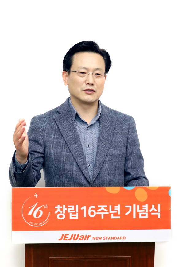 제주항공이 창립 16주년을 맞아 언택트 창립기념식을 열었다. 사진은 김이배 제주항공 대표이사. /제주항공 제공