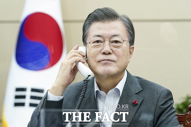 문재인 대통령이 22일 카를로스 알바라도 코스타리카 대통령과 올해 첫 정상 통화를 했다. 통화에서 문 대통령은 배기가스 감축 등을 위한 코스타리카의 15억5000만 달러 규모 광역수도권 전기열차사업에 한국 기업의 참여를 당부했다. /청와대 제공