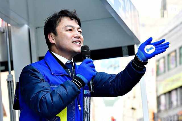 김봉현 전 스타모빌리티 회장에게 불법 정치자금을 받은 혐의로 재판에 넘겨진 이상호 더불어민주당 부산 사하을 전 지역위원장이 징역 2년의 실형을 선고받았다. /이상호 전 위원장 페이스북