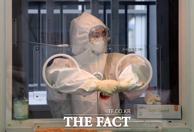 최근 국내 신종 코로나바이러스 감염증(코로나19) 확진자가 다소 줄어드는 추세를 유지하며 사회적 거리두기 2단계 기준을 충족하는 수준으로 내려왔지만 당국은 여전히 단계 하향에 유보적인 모습이다. /남용희 기자