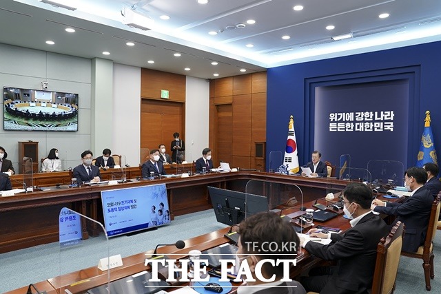 문 대통령이 25일 오후 청와대에서 열린 보건복지부·식품의약품안전처·질병관리청 업무보고에서 발언하고 있다. 이날 회의는 청와대와 정부세종청사를 화상으로 연결해 진행됐다. /청와대 제공