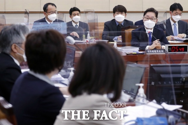 박범계 법무부 장관 후보자가 25일 서울 여의도 국회 법제사법위원회에서 열린 인사청문회에서 조수진 국민의힘 의원 질의에 답변하고 있다. /남윤호 기자(현장풀)