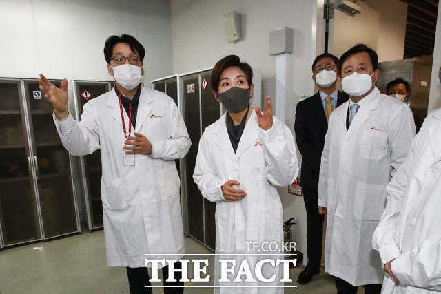 국민의힘 서울시장 보궐선거 후보인 나경원 전 의원이 25일 오전 경기도 성남시 분당구 SK바이오사이언스를 방문해 연구소를 둘러보며 관계자의 설명을 듣고 있다. /국회사진취재단