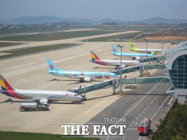 지난해 코로나19 여파로 항공교통량이 전년 대비 50% 감소한 42만1343대를 기록했다. /김대원 기자
