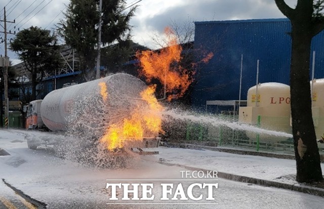 25일 포항시 대송면의 한 도로에서 대형LPG 탱크로리 화재가 발생했다../경북소방본부 제공