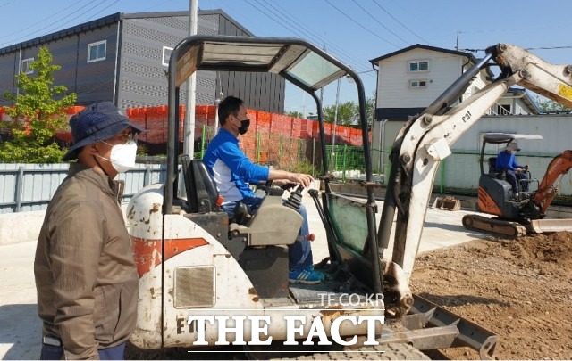 정읍시 농업기술센터는 영농현장에서 활용도가 높은 3톤 미만 건설기계의 면허증 취득을 위한 교육신청자를 모집한다. / 정읍시 제공