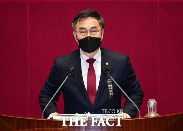 최형두 원내대변인은 민주당을 향해 사과 태도에 관한 한 정의당 10분의 1이라도 따라가기 바란다고 일침하기도 했다. 지난해 12월 국회에서 발언하고 있는 최 원내대변인. /남윤호 기자