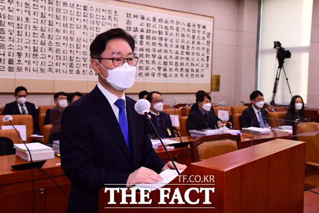 박범계 법무부 장관 후보자가 25일 오전 서울 여의도 국회 법제사법위원회에서 열린 인사청문회에 출석해 모두발언을 하고 있다. /남윤호 기자