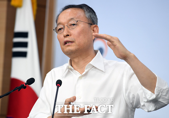 월성 1호기 경제성 평가 조작 의혹을 수사하는 검찰이 백운규 전 산업통상자원부 장관을 출석시켜 조사했다./더팩트 DB