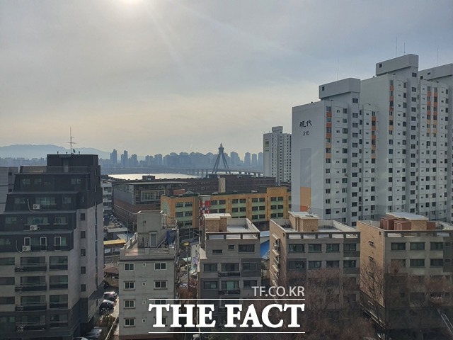 서울 광진구 일대 구축 아파트 대부분은 대출 규제선인 15억 원에 도달했다. /이재빈 기자