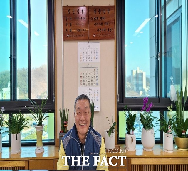 한정우 김천시 공무원노조 지부장이 책상에서 미소짓고 있다 /더팩트 DB