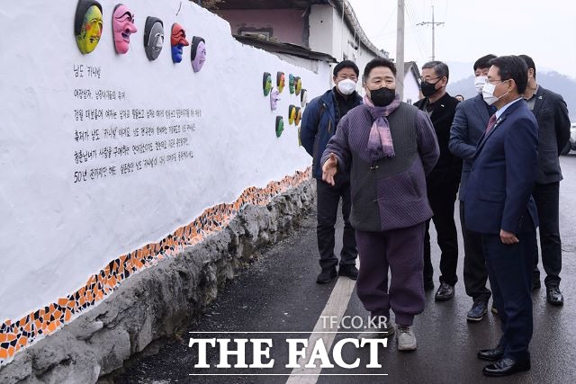 ‘섬섬여수 낭도 갱번미술길’이 화정면 낭도 여산마을 3km이르는 마을길에 마을쉼터, 포토존, 마을담장의 조각 및 벽화, 작가의 미술 작품과 마을주민 사진 등으로 꾸며졌다./여수시 제공