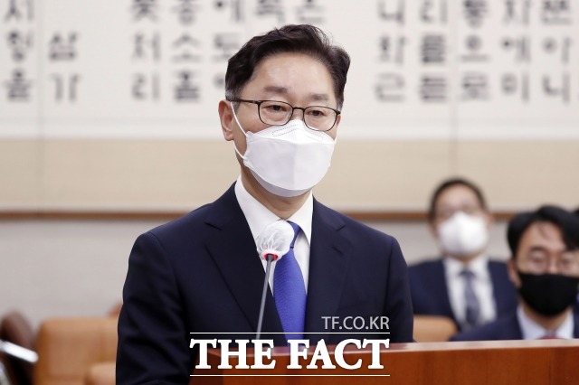 박범계 법무부 장관 후보자가 25일 서울 여의도 국회 법제사법위원회에서 열린 인사청문회에서 모두발언을 하고 있다. /남윤호 기자(현장풀)