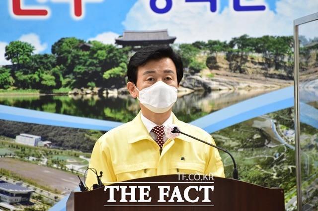 조규일 진주시장이 코로나19 관련 브리핑을 하고 있다. /진주시 제공