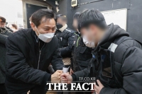 [TF포토] 배달 기사와 악수하는 오세훈