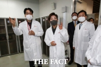 [TF사진관] 코로나19 백신 연구 기업 방문한 나경원