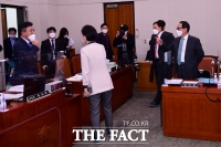 [TF포토] 야당 질의에 언쟁하는 윤호중-김도읍