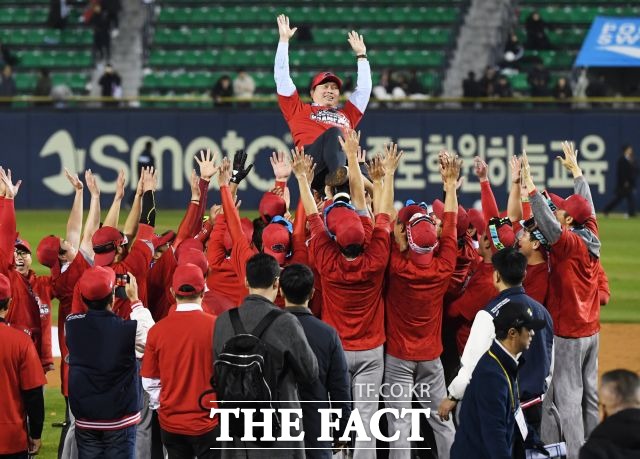 신세계그룹은 SK텔레콤 보유 지분 외에도 SK와이번스의 코칭 스태프를 비롯한 선수단과 프런트에 관해서도 100% 고용 승계한다고 밝혔다. /더팩트 DB
