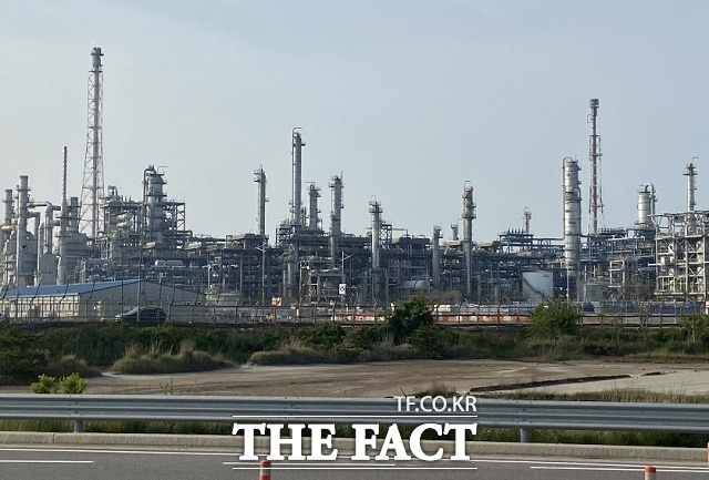 유가가 배럴당 50달러 초반 수준에서 주춤하면서 유가 상승 기대감에 못 미치고 있다. /더팩트DB