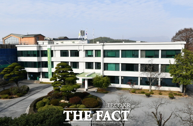 담양군은 다가오는 설 명절을 대비해 군민들이 안심하고 설 성수식품을 구입할 수 있도록 29일까지 설맞이 다소비 식품 제조·판매업소를 대상으로 위생점검을 실시한다고 26일 밝혔다. 사진은 담양군청사 전경./담양군 제공