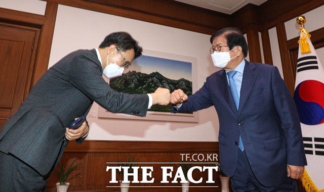 박병석 국회의장을 예방해 주먹인사를 나누는 김진욱 고위공직자범죄수사처장.