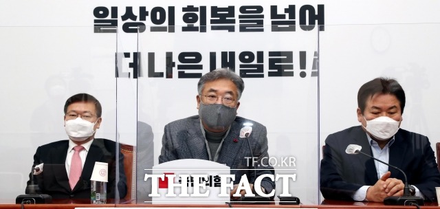 국민의힘 4.7 재보궐선거 공천관리위원회는 26일 국회에서 4·7 재보궐선거 예비경선 진출자를 서울 8명, 부산 6명으로 확정했다. 정진석 공관위원장(가운데)가 면접 결과를 발표하고 있다. /국회=남윤호 기자