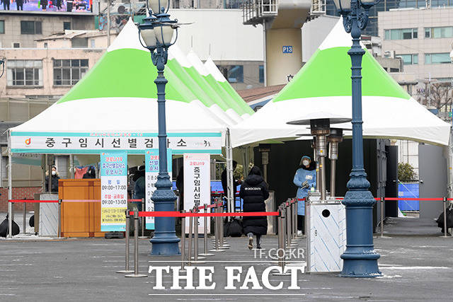 서울역에 위치한 노숙인 지원시설에서 신종 코로나바이러스 감염증(코로나19) 집단감염이 발생했다. 11일 오후 서울역 광장에 마련된 코로나19 임시선별검사소가 비교적 한산한 모습을 보이고 있다. /남용희 기자