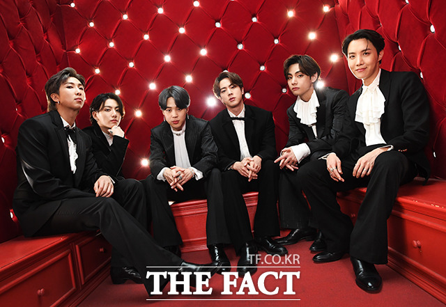 이번 방탄소년단 화보집의 주제는 일상에 지치고 힘든 한 해를 보낸 많은 사람들에게 각자의 소중했던, 행복했던 기억을 간직하자는 의미를 담은 R, 즉 Remember(리멤버)다. /배정한 기자