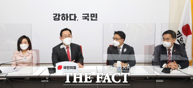 왼쪽부터 전주혜 의원, 주호영 원내대표, 김진욱 공수처장, 최형두 의원이 김진욱 처장을 만나 환담을 나눴다.