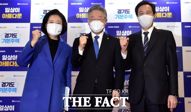 이재명 경기지사가 재난지원금 보편 지급 방침을 거듭 강조했다. 26일 서울 여의도 글래드호텔에서 열린 경기도 기본주택 토론회에 4.7 재보궐 선거에 출마하는 우상호 더불어민주당 의원(오른쪽), 박영선 중소벤처기업부 전 장관과 기념촬영하는 이 지사(가운데). /남윤호 기자