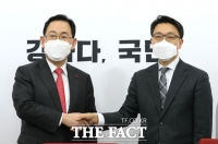 [TF포토] 인사 나누는 주호영-김진욱