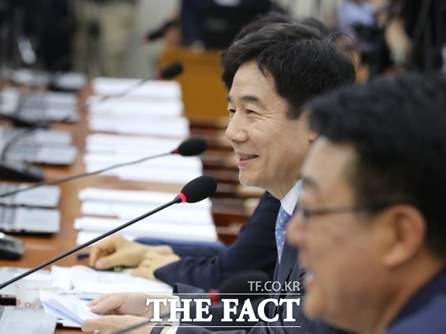 보건복지위원회 소속 이용호 의원(전북 남원·임실·순창)은 27일 수도권이 ‘외국인 부동산 줍줍판’이 됐다면서 우리 국민이 외국인보다 더 강한 부동산 규제의 대상이 되어야 하는지 어느 누구도 속시원하게 말하지 못하고 있다고 비판했다. /이용호 의원실