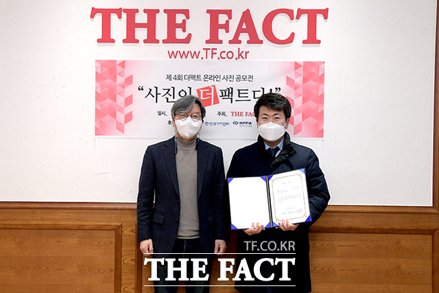 한국인터넷신문협회특별상을 수상한 공문희 씨와 이근영 한국인터넷신문협회장(왼쪽), /이선화 기자