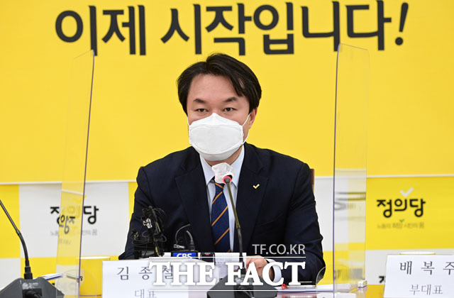 이선옥 작가가 27일 김종철 전 대표의 성추행 비위와 관련해 가해자를 동정하는 글을 쓰면 고발하라고 한 정의당에 대해 시민이라는 개념이 사라진 정당이라고 일침을 가했다. /남윤호 기자