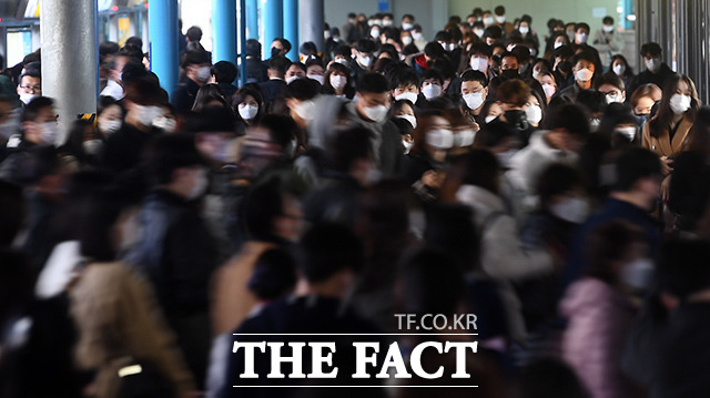 28일 여신금융협회에 따르면 지난해 전체(신용·체크·선불카드) 카드 승인금액은 885조7000억 원으로 전년 대비 3.4% 늘었다. 이는 협회가 관련 통계를 집계한 이래 최저치다. /이동률 기자