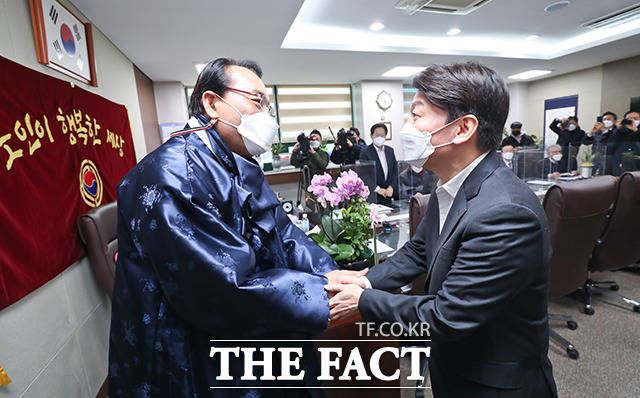 안철수 국민의당 대표(오른쪽)가 28일 오전 서울 용산구 (사)대한노인회 중앙회를 방문해 김호일 대한노인회장과 악수하고 있다. /국회사진취재단