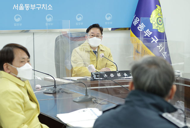박범계 법무부 장관이 서울동부구치소 코로나19 방역대책 본부에서 감염병 집단 발생 경과를 보고받고 있다. /법무부 제공