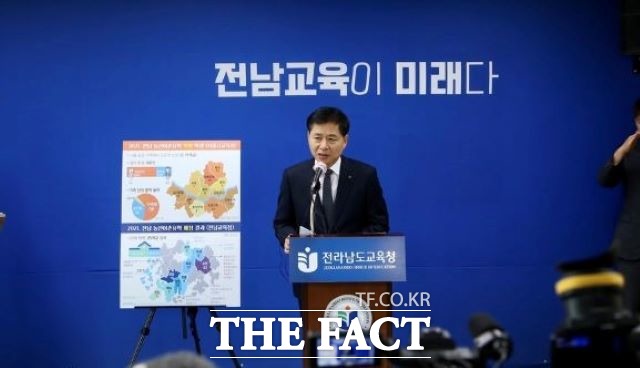 장석웅 전남도교육감이 지난 26일 언론 브리핑을 갖고 서울지역 초중학생 106명이 3월 새학기부터 전남지역 농산어촌 작은 학교으로 유학하게 된다고 설명하고 있다. 이들 서울지역 학생의 다수가 순천 유학을 선택해 타지 학생과 학부모의 순천 선호도가 높은 것으로 확인되고 있다. /순천=유홍철기자