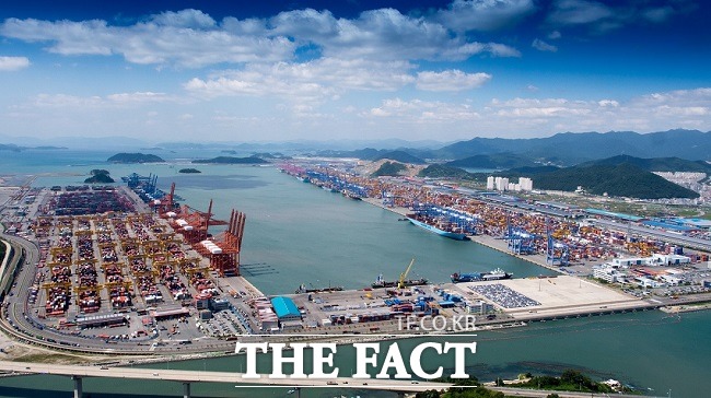 올해 동남권 수출이 글로벌 경기개선 등에 힘입어 지난해보다 큰 폭으로 상승할 것이라는 전망이 나왔다. 사진은 부산신항 전경. /부산시 제공