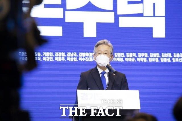 이재명 경기지사는 28일 오전 경기도청에서 긴급 기자회견을 열어 현재의 모든 여건을 고려할 때 3차 대유행의 저점에 도달한 것으로 판단했다며 설 명절 전에 재난기본소득을 지급하는 것이 바람직하다는 결론을 내렸다고 말했다. /더팩트DB